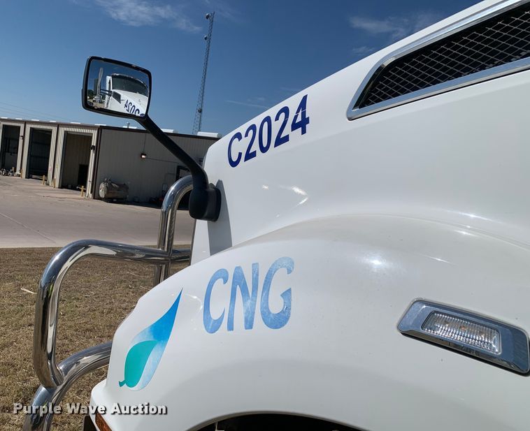 image for item EJ2867 2020 Kenworth  T880 semi truck