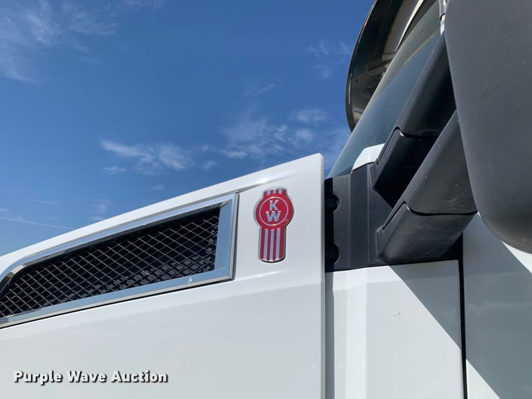image for item EJ2867 2020 Kenworth  T880 semi truck