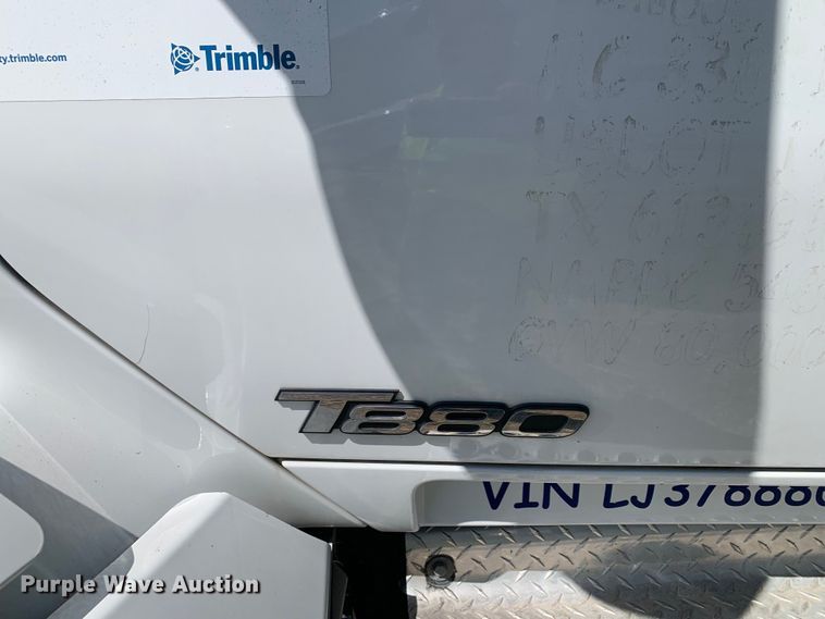 image for item EJ2867 2020 Kenworth  T880 semi truck