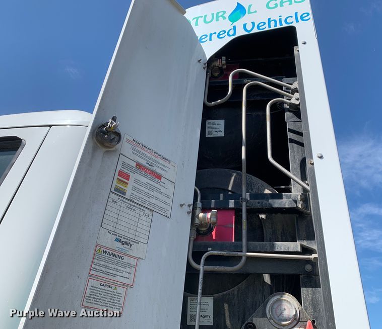 image for item EJ2867 2020 Kenworth  T880 semi truck