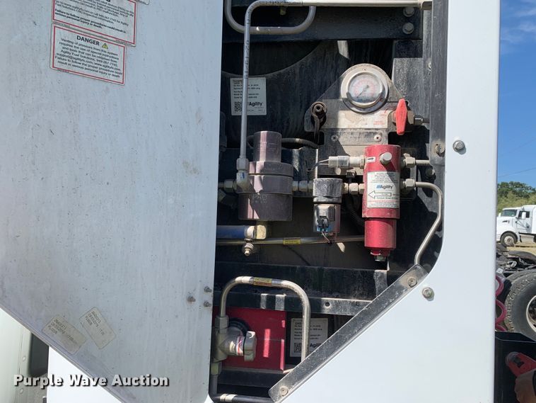 image for item EJ2867 2020 Kenworth  T880 semi truck