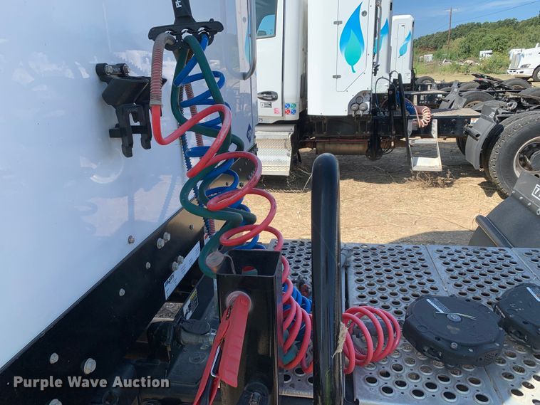 image for item EJ2867 2020 Kenworth  T880 semi truck