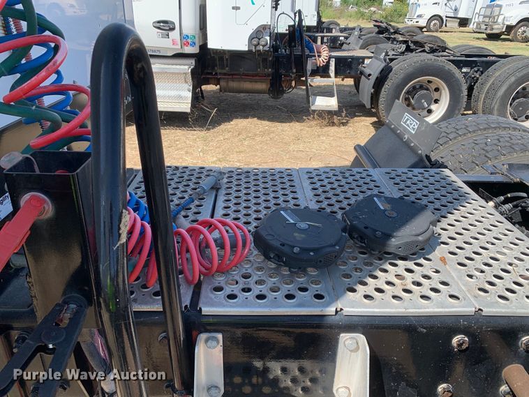 image for item EJ2867 2020 Kenworth  T880 semi truck