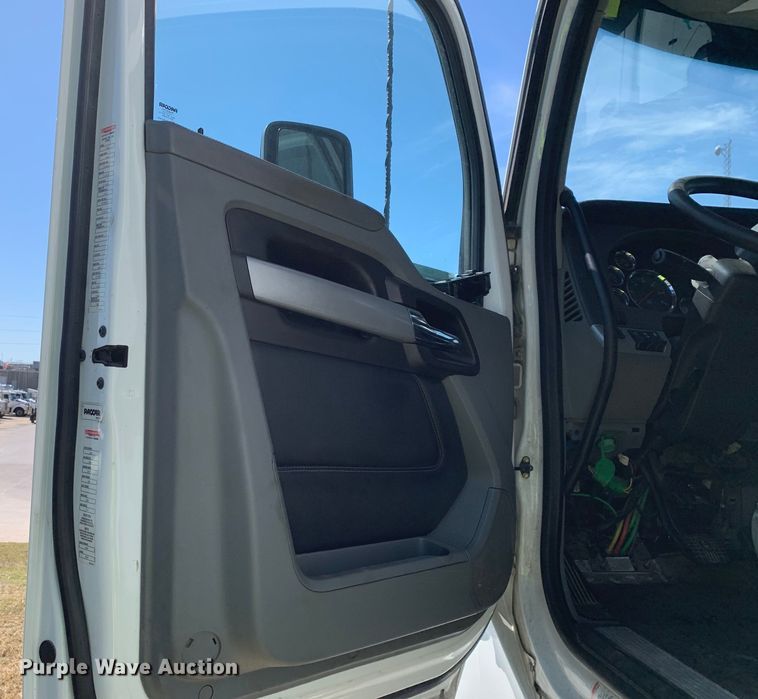 image for item EJ2867 2020 Kenworth  T880 semi truck