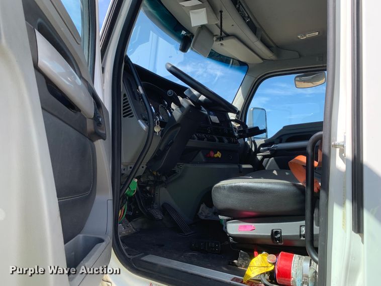 image for item EJ2867 2020 Kenworth  T880 semi truck