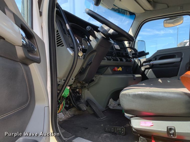 image for item EJ2867 2020 Kenworth  T880 semi truck