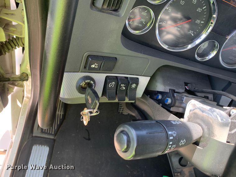 image for item EJ2867 2020 Kenworth  T880 semi truck