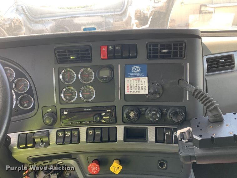 image for item EJ2867 2020 Kenworth  T880 semi truck