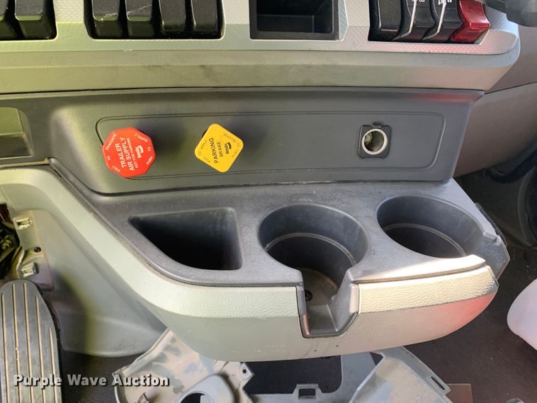 image for item EJ2867 2020 Kenworth  T880 semi truck