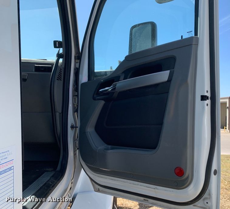 image for item EJ2867 2020 Kenworth  T880 semi truck