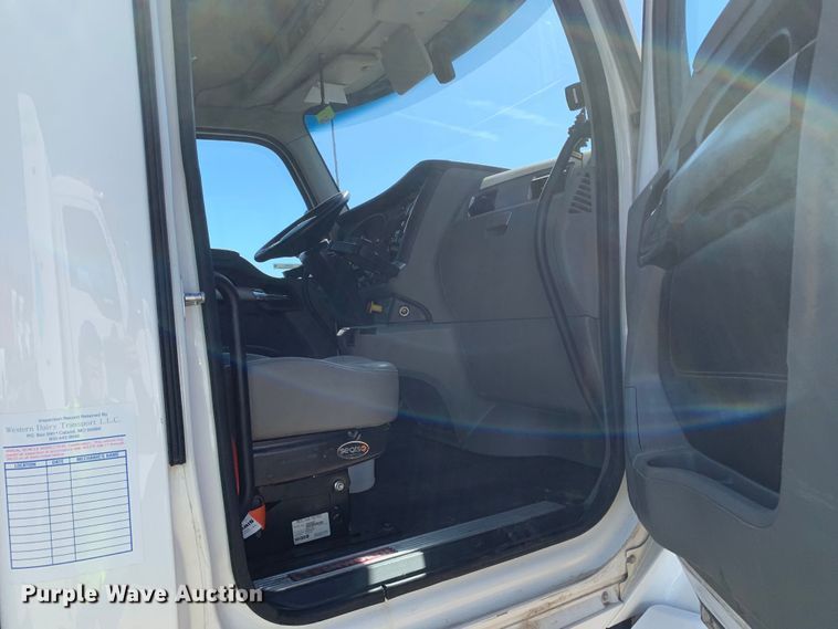 image for item EJ2867 2020 Kenworth  T880 semi truck