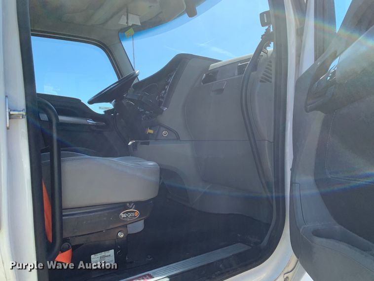 image for item EJ2867 2020 Kenworth  T880 semi truck