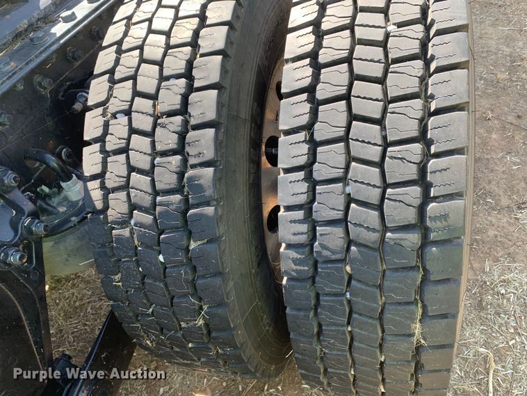 image for item EJ2867 2020 Kenworth  T880 semi truck