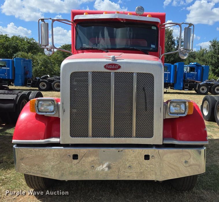image for item EJ2868 2015 Peterbilt  365 semi truck