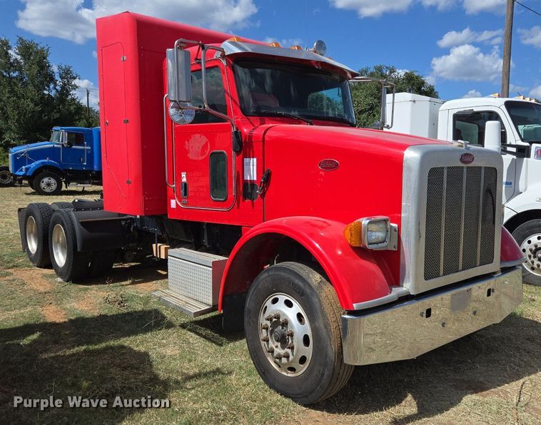 image for item EJ2868 2015 Peterbilt  365 semi truck
