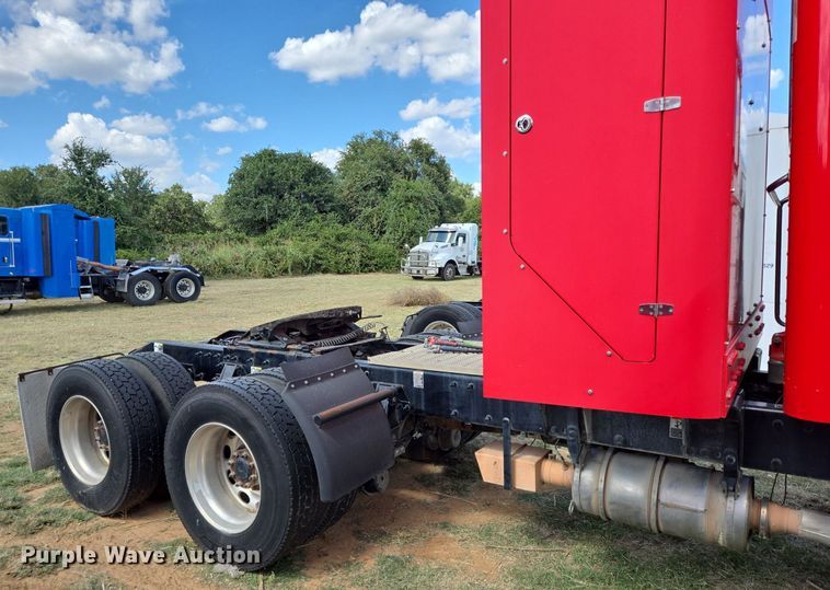 image for item EJ2868 2015 Peterbilt  365 semi truck