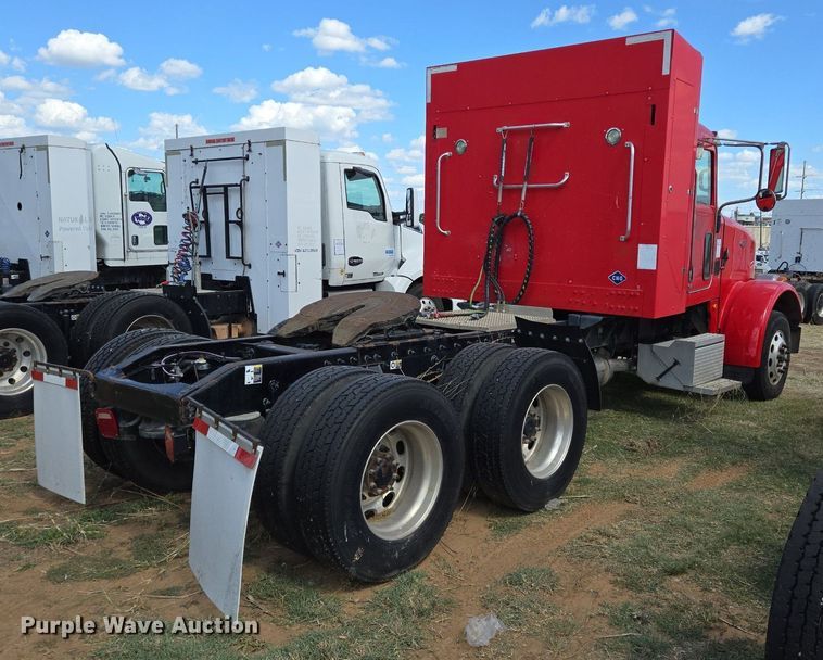 image for item EJ2868 2015 Peterbilt  365 semi truck