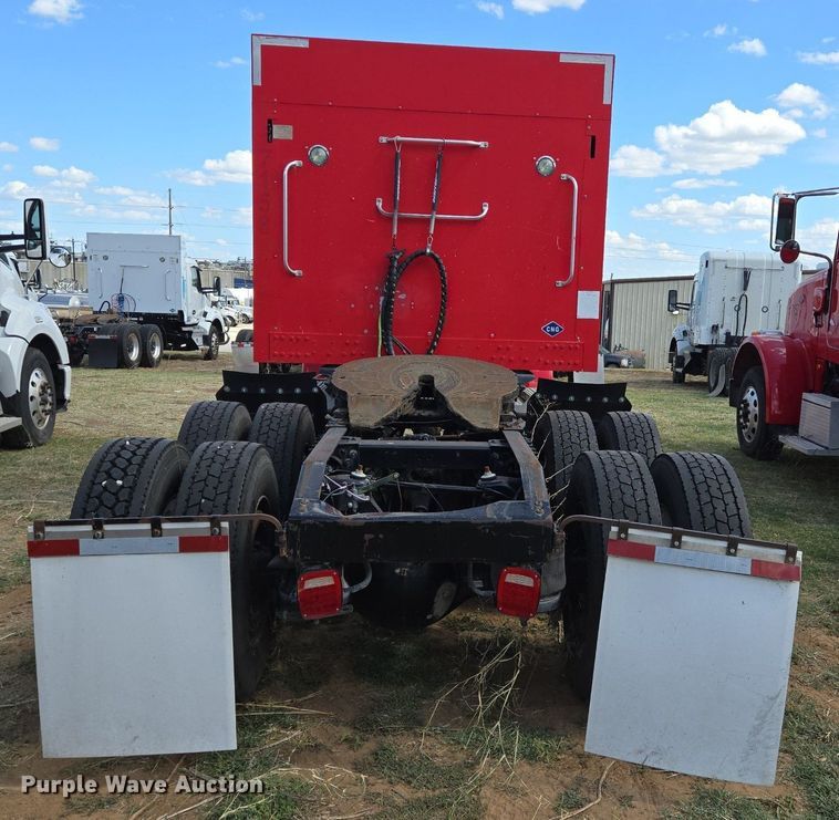 image for item EJ2868 2015 Peterbilt  365 semi truck