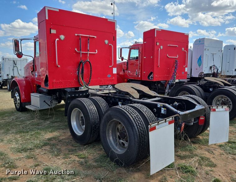 image for item EJ2868 2015 Peterbilt  365 semi truck