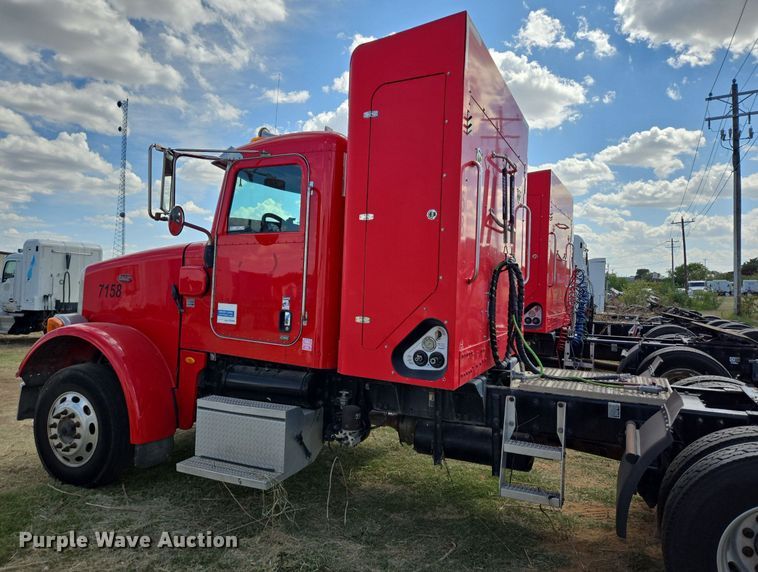 image for item EJ2868 2015 Peterbilt  365 semi truck