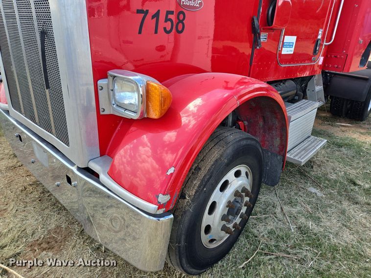 image for item EJ2868 2015 Peterbilt  365 semi truck