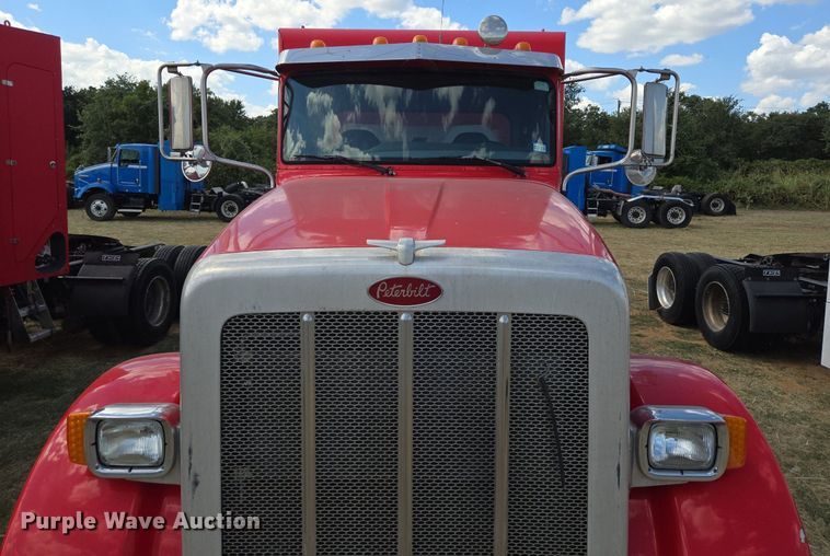 image for item EJ2868 2015 Peterbilt  365 semi truck