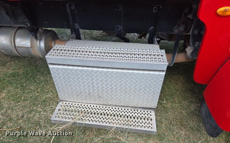 image for item EJ2868 2015 Peterbilt  365 semi truck