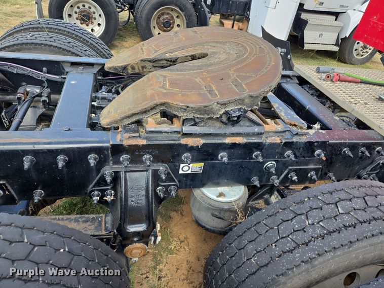 image for item EJ2868 2015 Peterbilt  365 semi truck