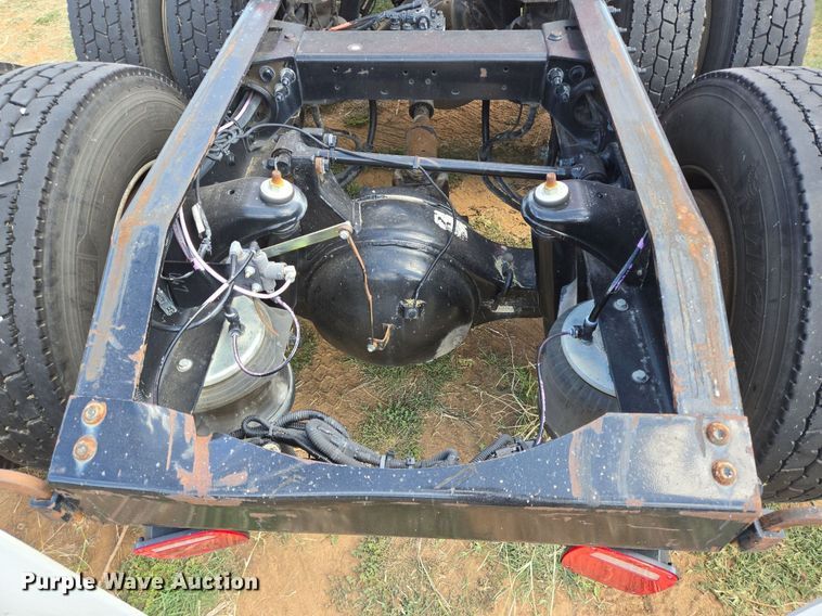 image for item EJ2868 2015 Peterbilt  365 semi truck