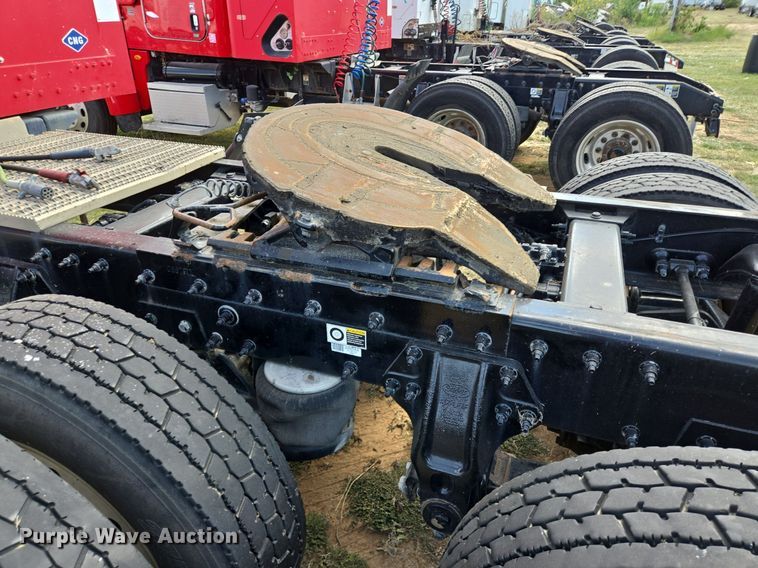 image for item EJ2868 2015 Peterbilt  365 semi truck