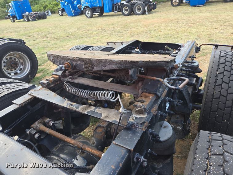 image for item EJ2868 2015 Peterbilt  365 semi truck