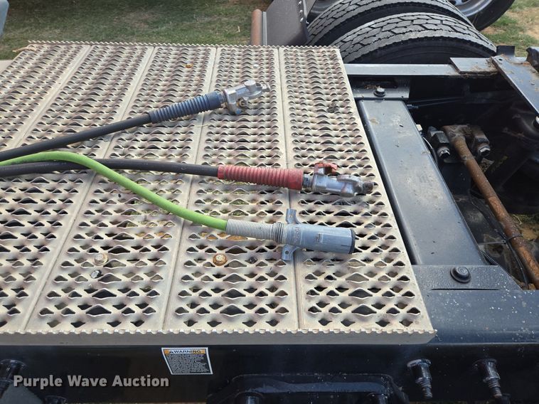 image for item EJ2868 2015 Peterbilt  365 semi truck