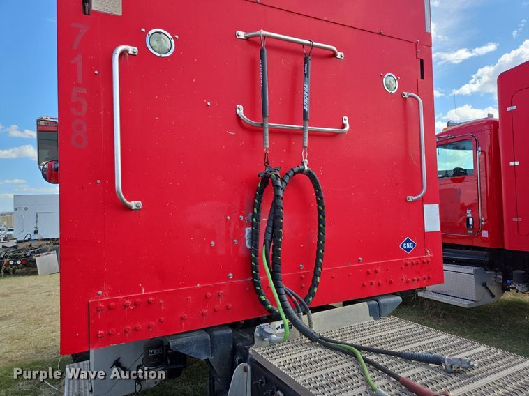 image for item EJ2868 2015 Peterbilt  365 semi truck