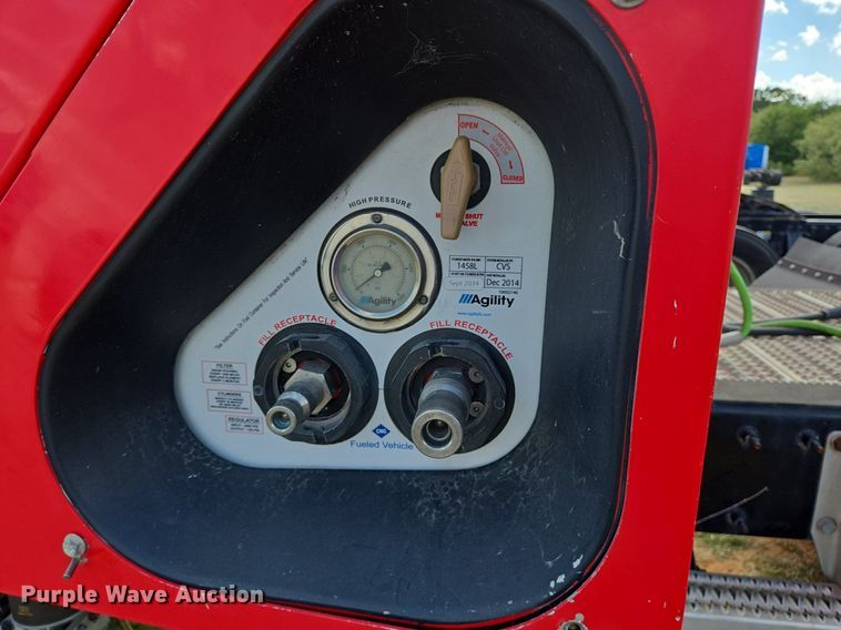 image for item EJ2868 2015 Peterbilt  365 semi truck