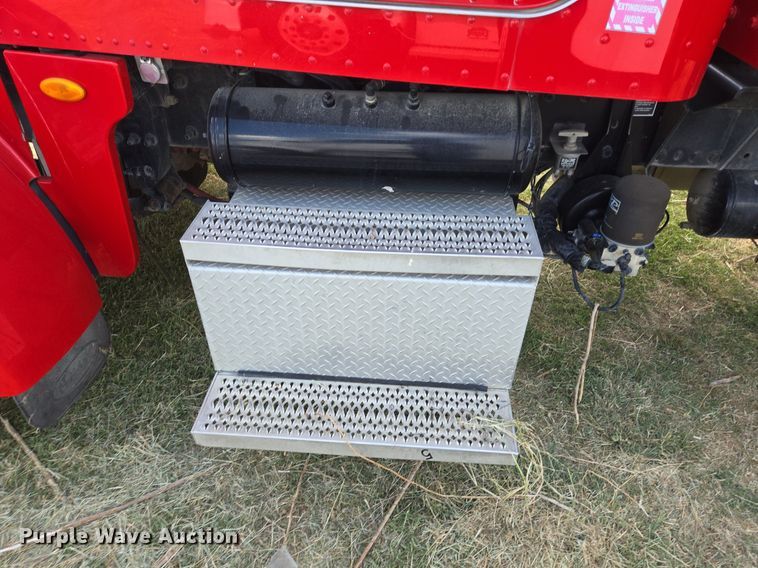 image for item EJ2868 2015 Peterbilt  365 semi truck