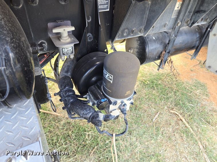 image for item EJ2868 2015 Peterbilt  365 semi truck