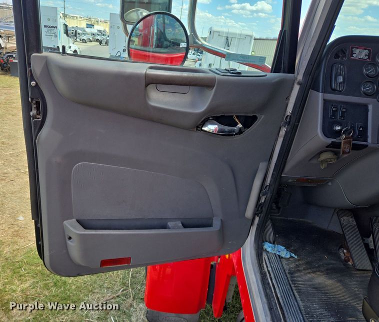 image for item EJ2868 2015 Peterbilt  365 semi truck