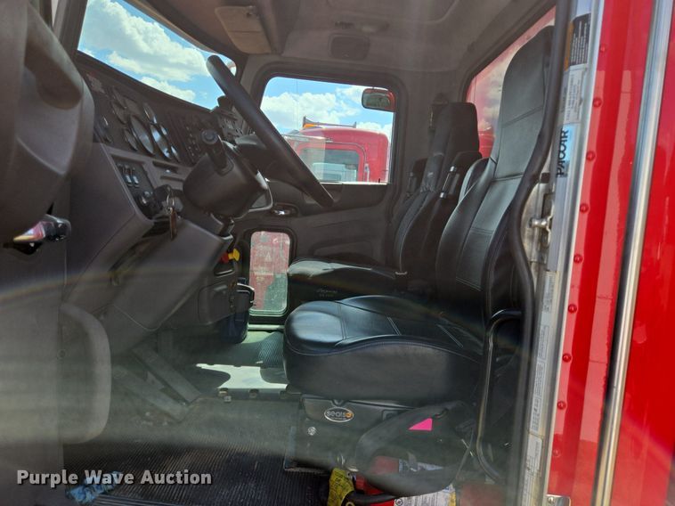 image for item EJ2868 2015 Peterbilt  365 semi truck