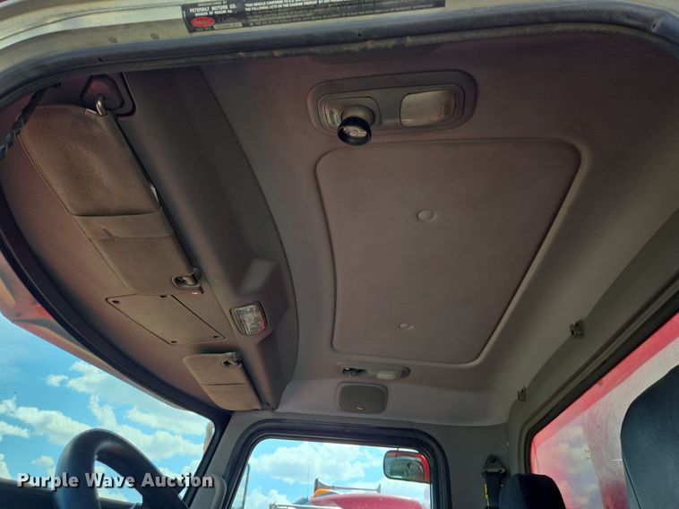 image for item EJ2868 2015 Peterbilt  365 semi truck