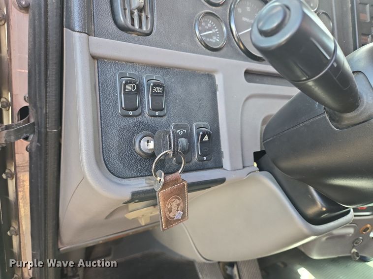 image for item EJ2868 2015 Peterbilt  365 semi truck