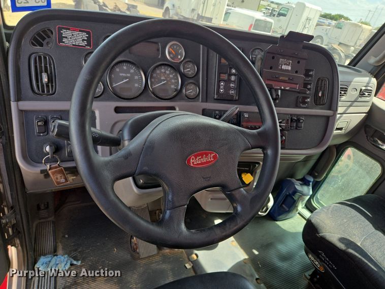image for item EJ2868 2015 Peterbilt  365 semi truck