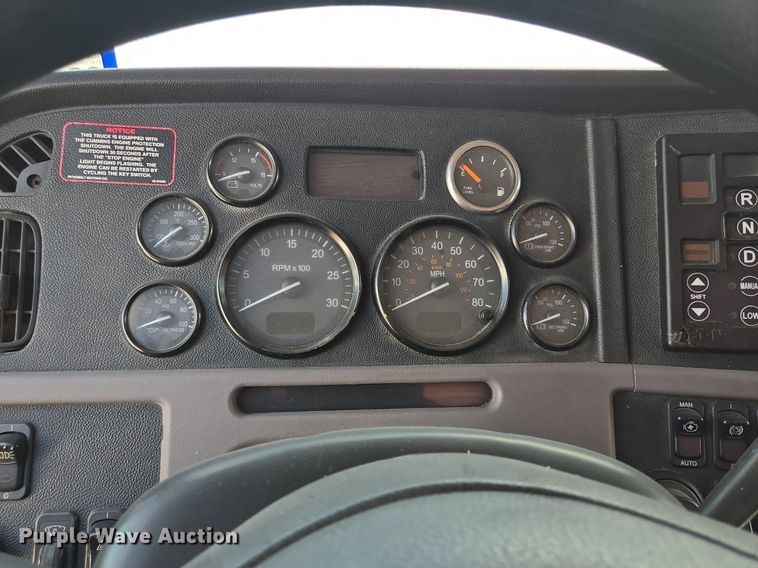 image for item EJ2868 2015 Peterbilt  365 semi truck