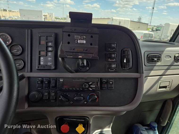 image for item EJ2868 2015 Peterbilt  365 semi truck