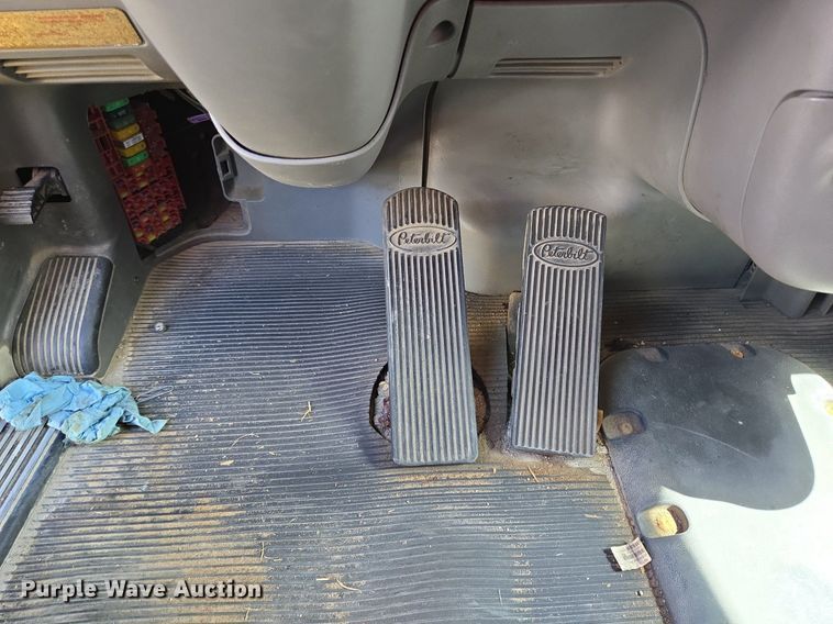 image for item EJ2868 2015 Peterbilt  365 semi truck