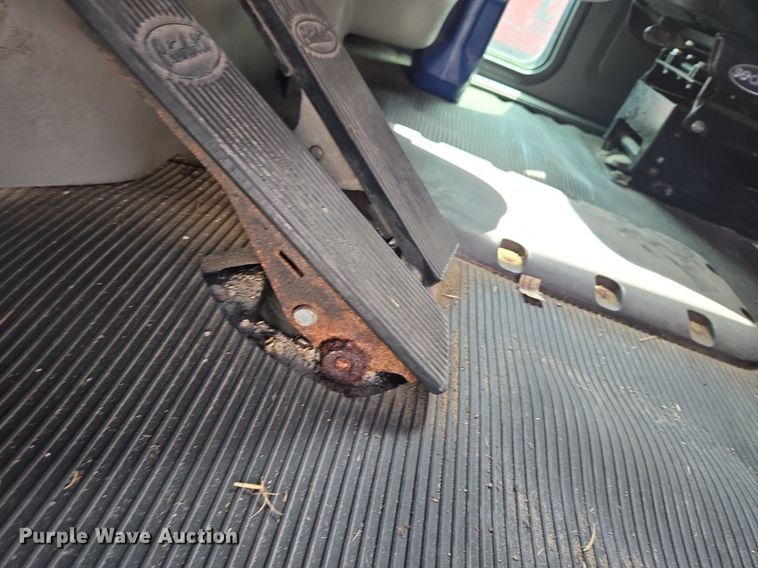 image for item EJ2868 2015 Peterbilt  365 semi truck