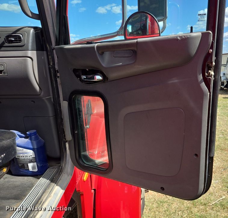 image for item EJ2868 2015 Peterbilt  365 semi truck