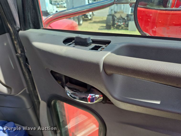 image for item EJ2868 2015 Peterbilt  365 semi truck