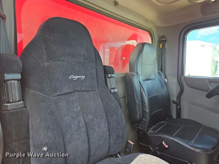 image for item EJ2868 2015 Peterbilt  365 semi truck