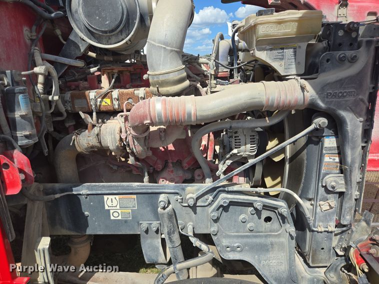 image for item EJ2868 2015 Peterbilt  365 semi truck