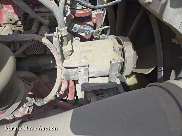 image for item EJ2868 2015 Peterbilt  365 semi truck